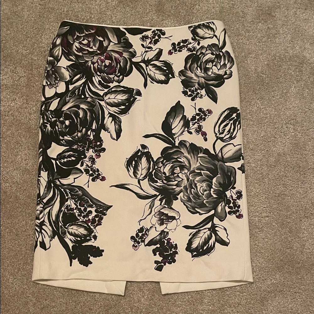White House Black Market Black and Plum Floral Pencil Skirt